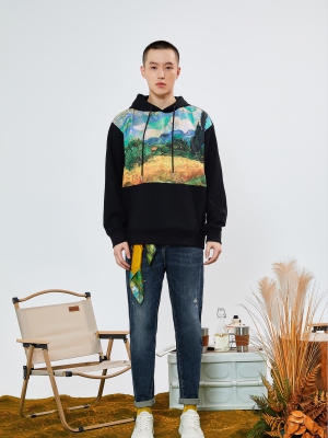 長(zhǎng)袖帶帽衛(wèi)衣