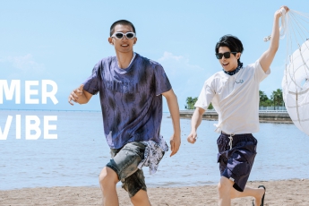 泡在海邊的暑期假日